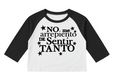 Karol G crop top ranglán 3/4 blanco con mangas negras, letras negras