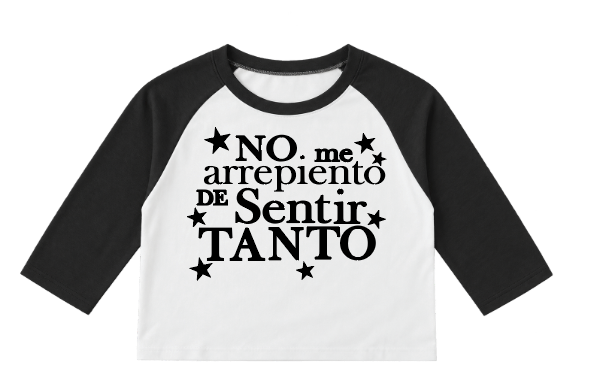 Karol G crop top ranglán 3/4 blanco con mangas negras, letras negras