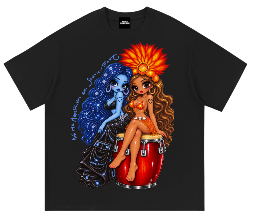 Karol G dos muñecas y tambor, camiseta negra estampada al frente