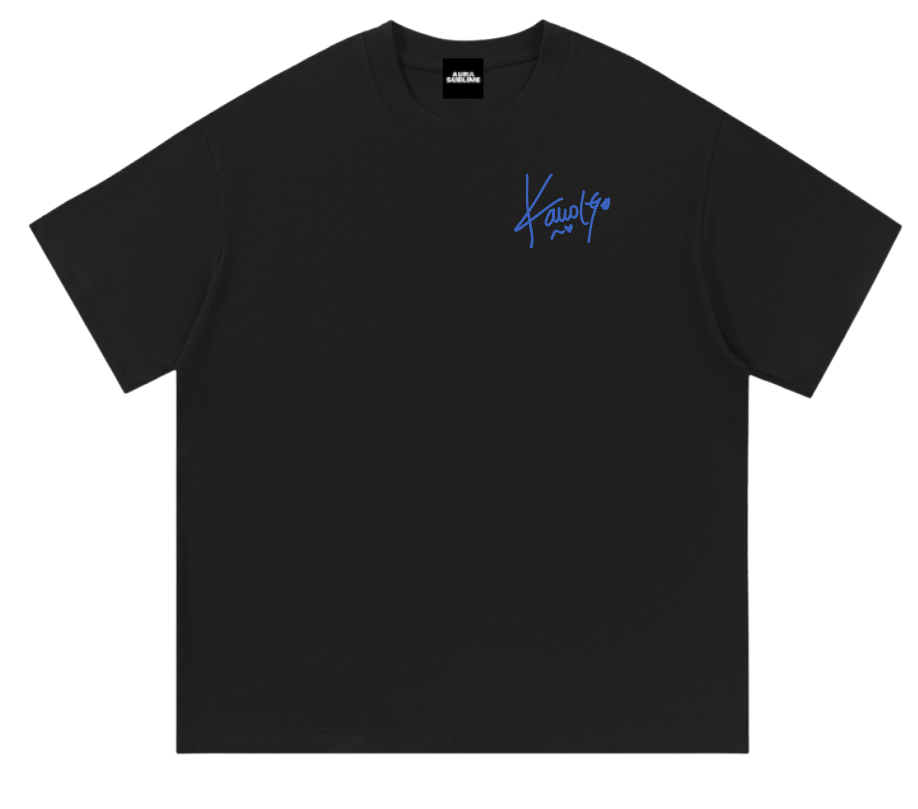 Camiseta negra Karol G Firma Azul, vista frontal