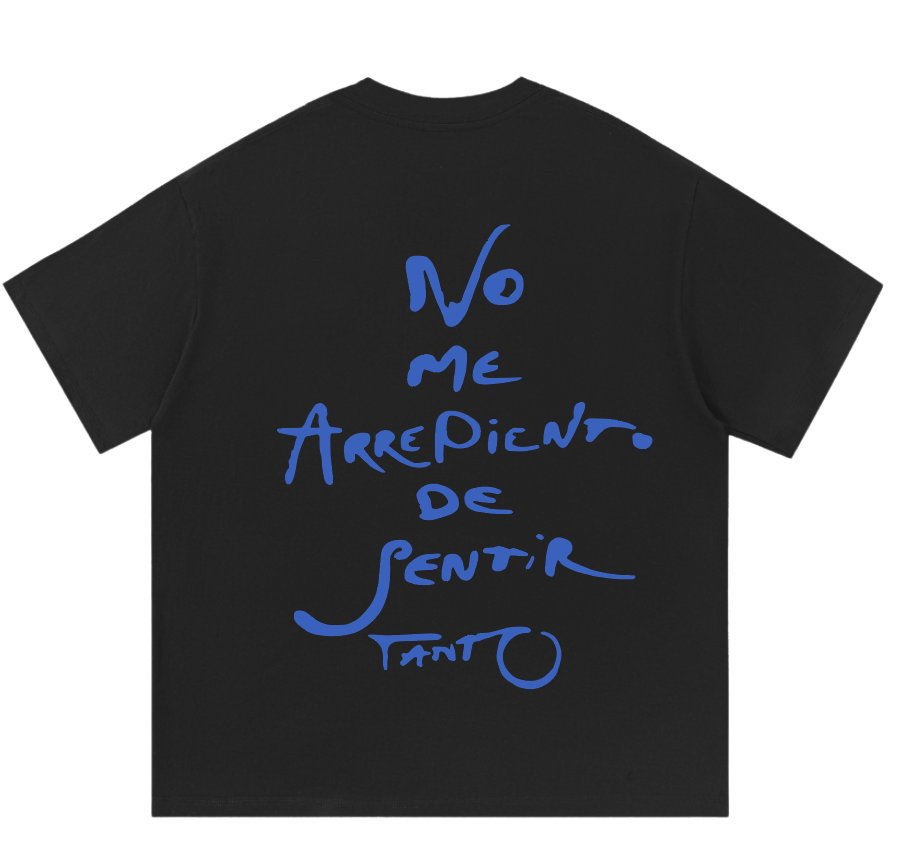 Vista trasera con frase azul No me arrepiento de sentir tanto