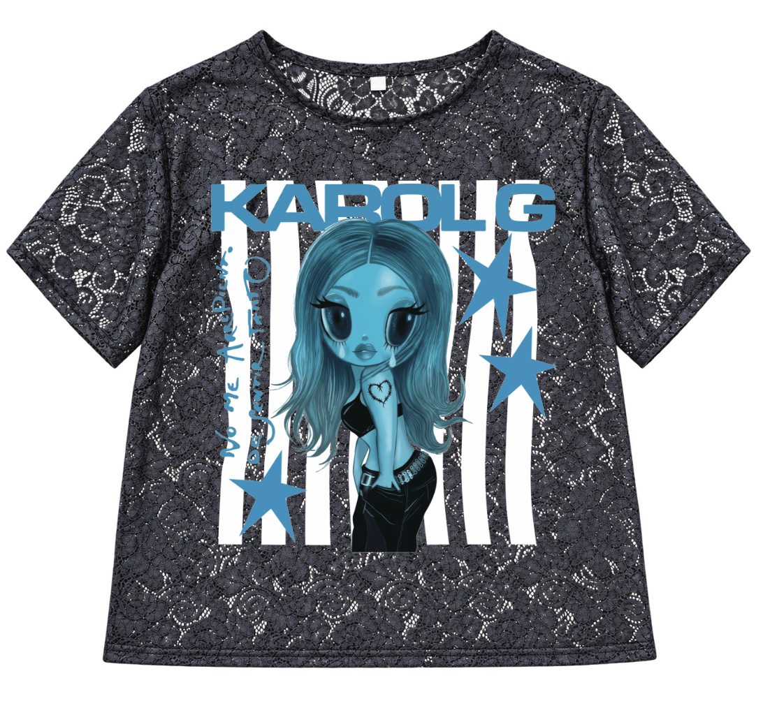 Karol G muñeca azul blusa encaje negro relaxed fit