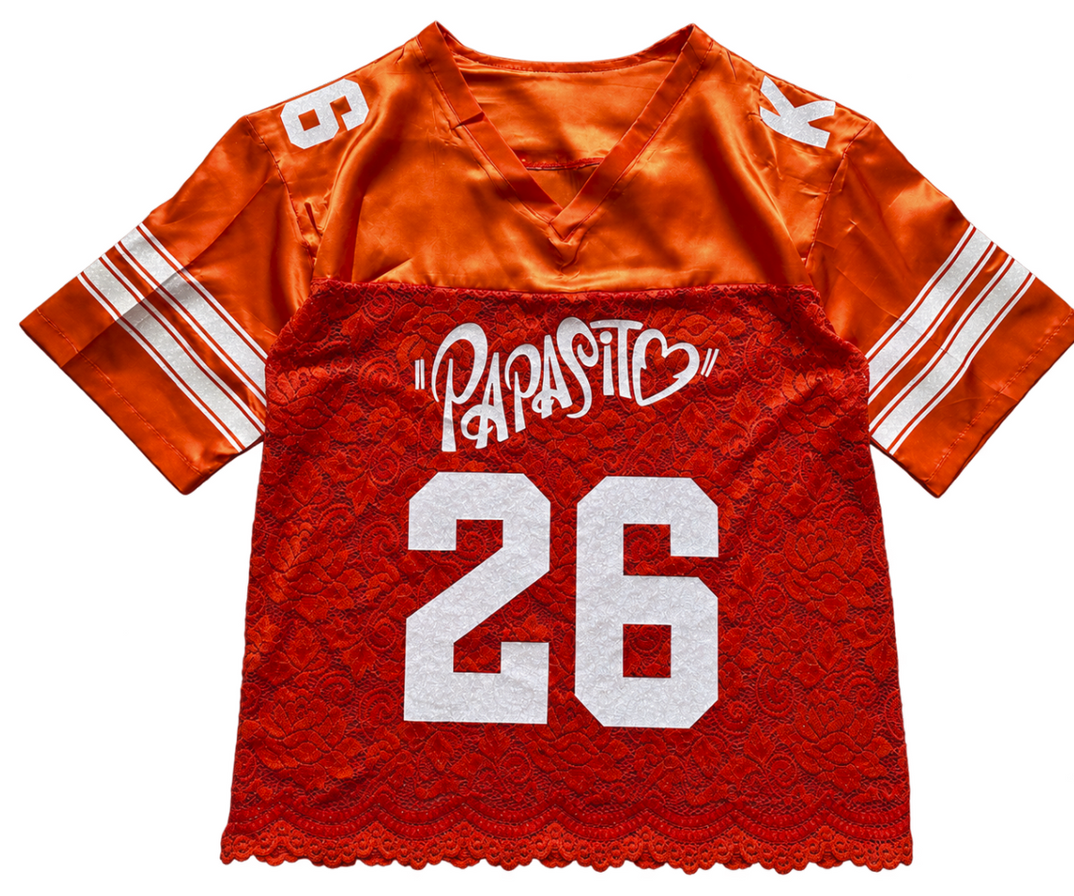 Imagen ilustrativa jersey Karol G Papasito 26 naranja con encaje